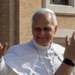 Papst Leo segnet die Gläubigen