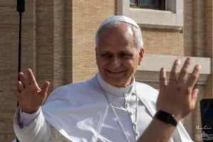 Papst Leo segnet die Gläubigen