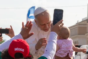 Papst Leo segnet ein Baby