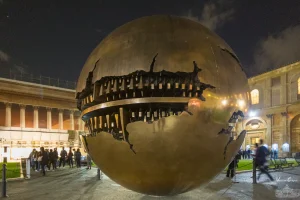 „Sfera“ von Arnaldo Pomodoro bei Nacht „Sfera“ von Arnaldo Pomodoro bei Nacht